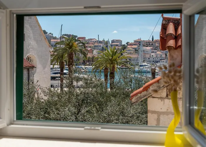 Ana Trogir